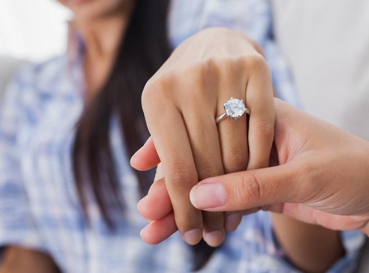 Помолвочное кольцо девушка не снимает до церемонии бракосочетания