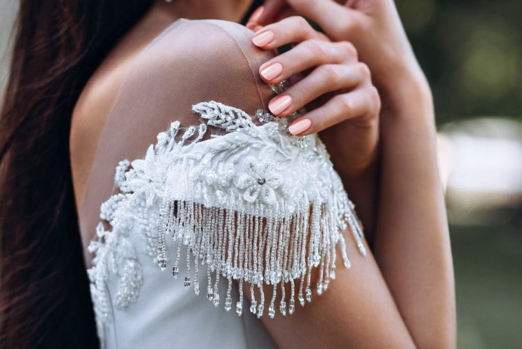 Как украсить поясом свадебное платье?