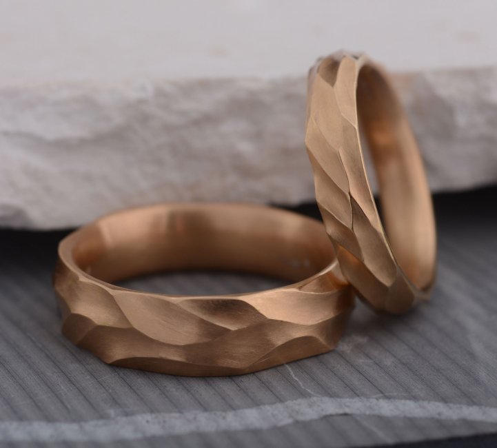 Минималистичные рельефные кольца из золота