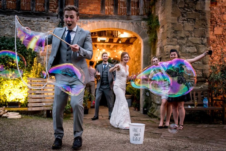 Гигантские мыльные пузыри на свадьбе