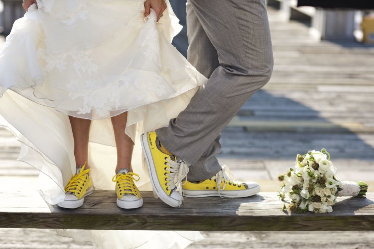 Невеста в ярких желтых кедах