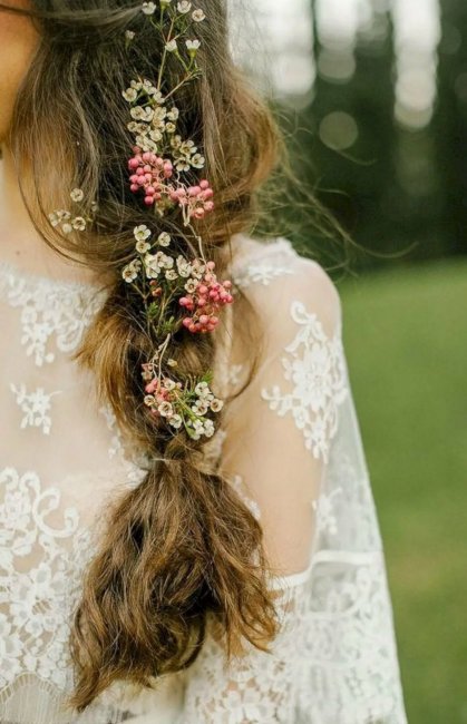 Живые цветы, вплетаемые в косу невесты