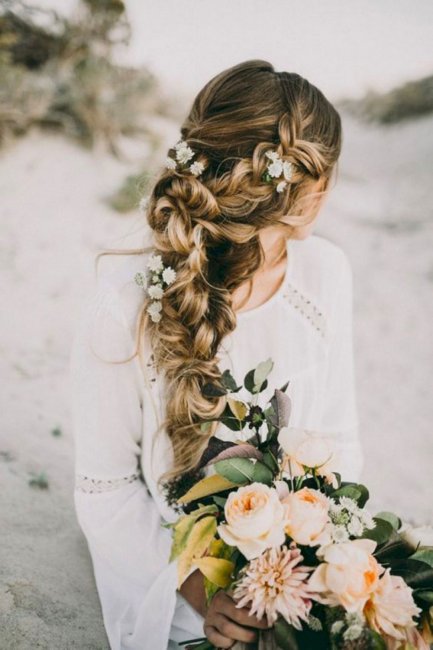 Сочетание живых цветов в косе, белого платья и букета невесты
