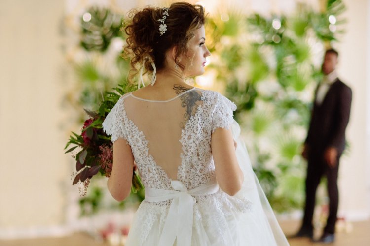 Жених видит невесту на церемонии