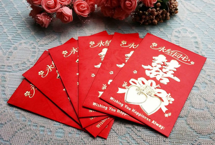 Красные конверты с деньгами в Китае
