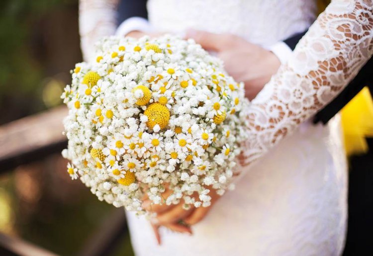 Букет невесты из садовых и полевых цветов
