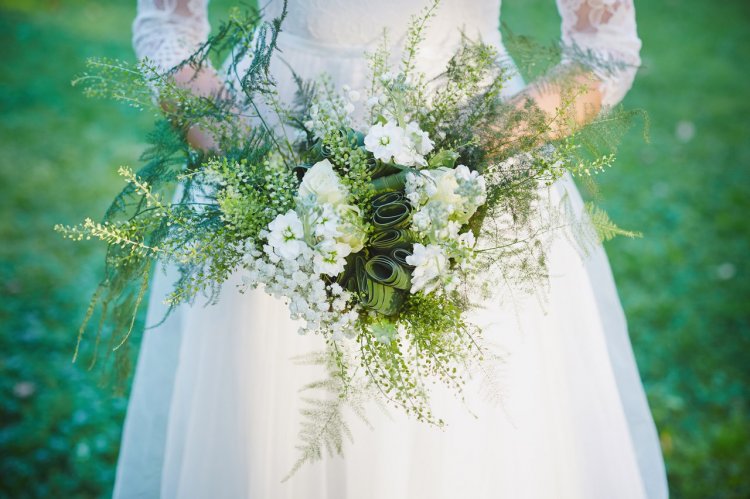 Свадебный букет с воздушными цветами и зеленью