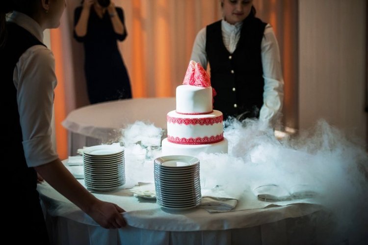 Подача свадебного торта с сухим льдом