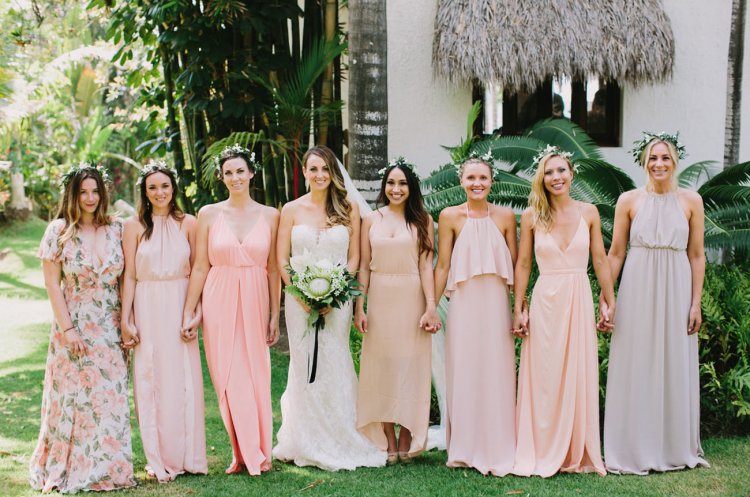 Выбрать платье подружки невесты в разрез дресс-коду и формату праздника