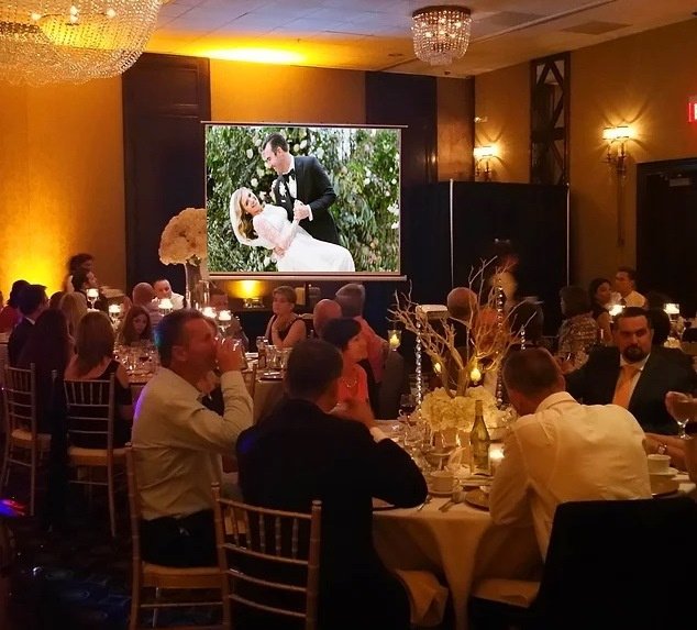 Видео свадебного танца на экране