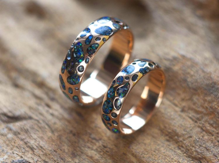 Обручальные кольца с цветными камнями
