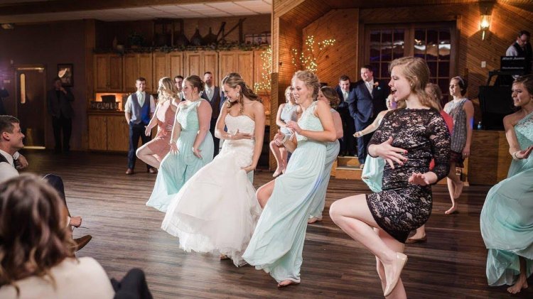 Танец от подружек и невесты на свадьбе