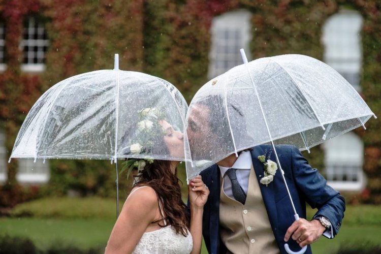Идеи для свадебных фото под дождем