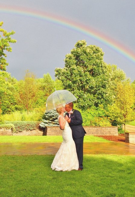 Красивая радуга на свадебном фото
