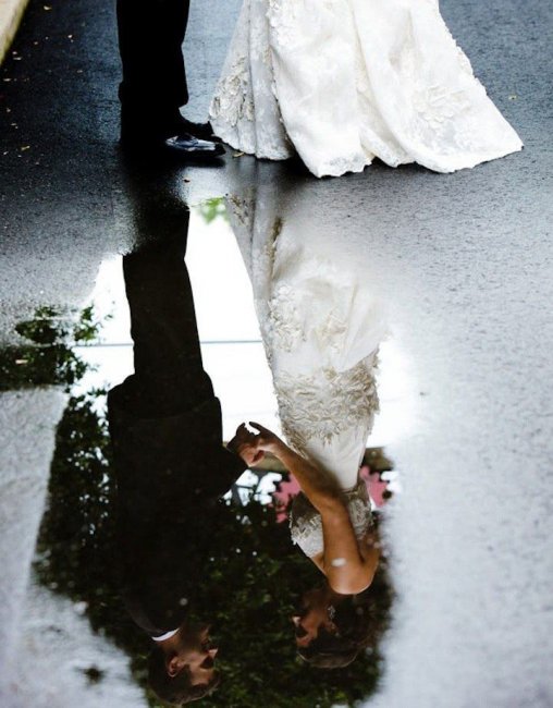 Свадебное фото в виде отражения от лужи