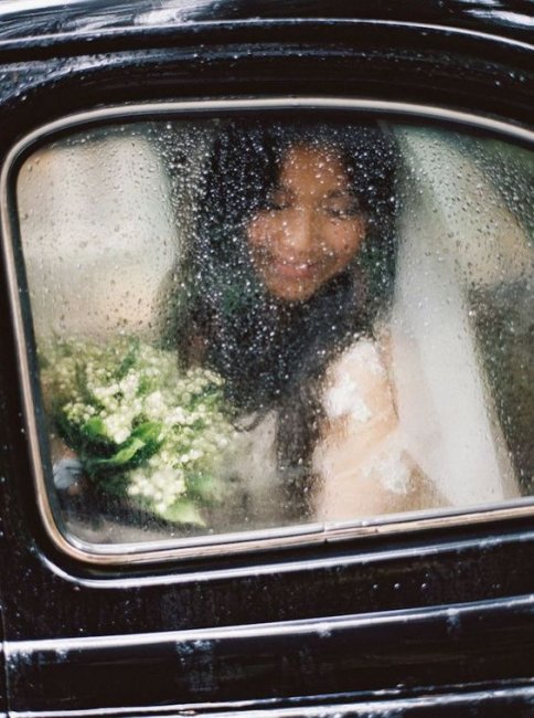 Свадебное фото через стекло
