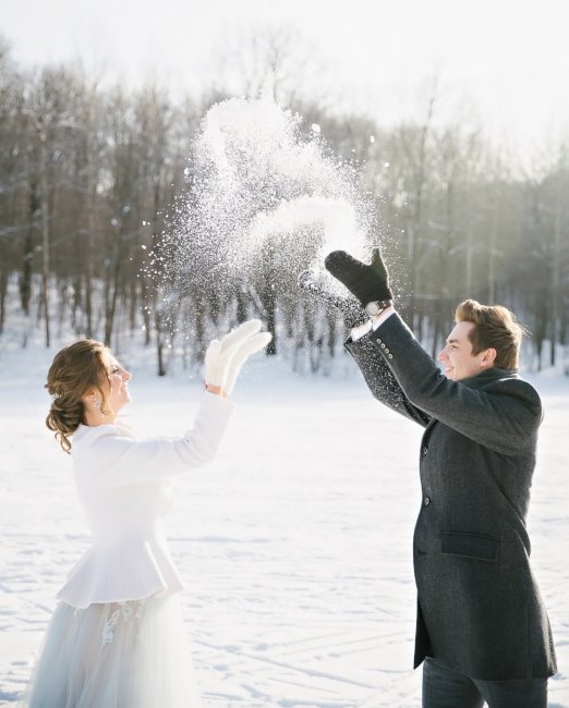 Веселые идеи для зимних свадебных фото