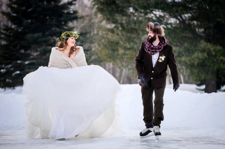Активная свадебная фотосессия зимой