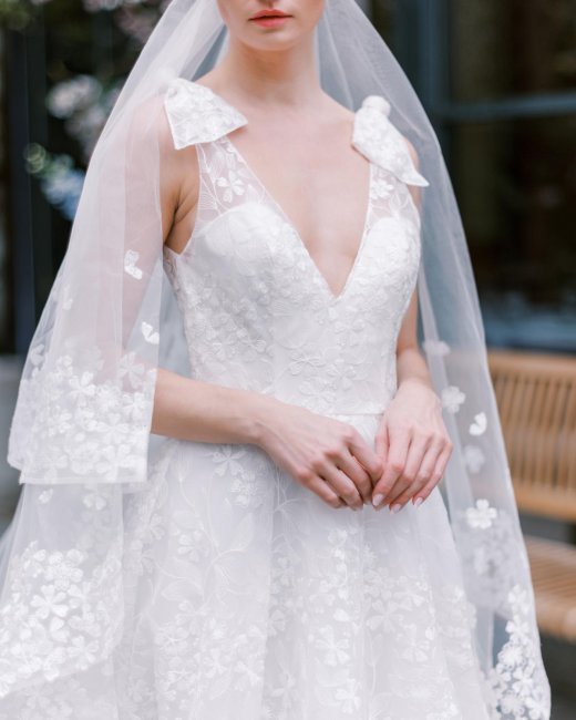 Фата и свадебное платье из одного материала