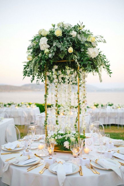 Высокие цветочные композиции в свадебном декоре 2023