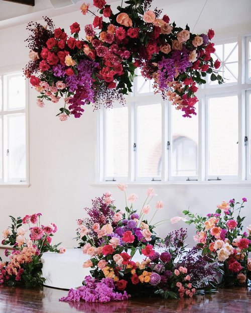Подвесные цветочные инсталляции в свадебном декоре 2023