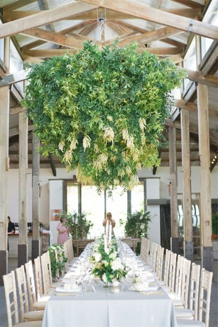 Подвесные цветочные инсталляции в свадебном декоре 2023