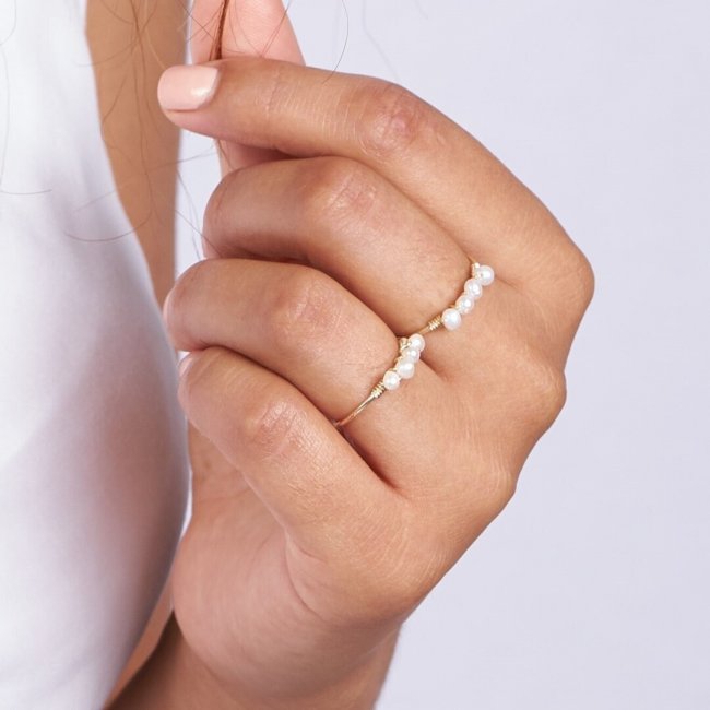Обручальное кольцо с несколькими жемчужинами