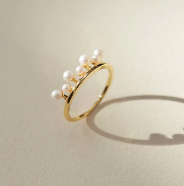 Обручальное кольцо с несколькими жемчужинами