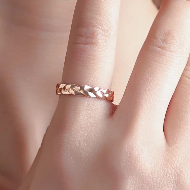 Обручальное кольцо в виде цепочки или косички