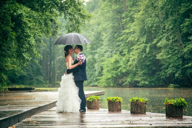 Свадебная фотосессия летом во время дождя