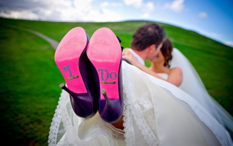 Цветные свадебные туфли с надписями