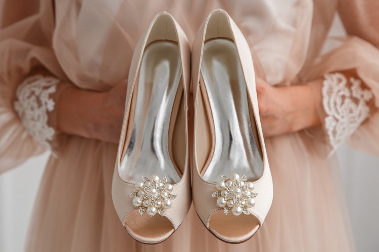 Цветные туфли к свадебному платью