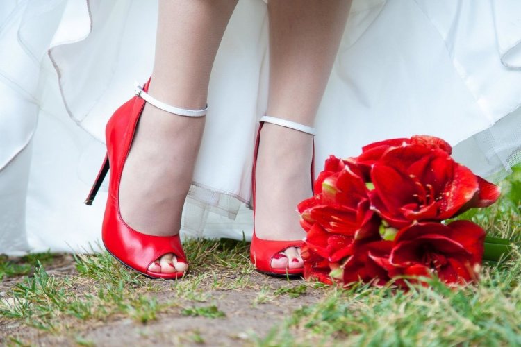 Цветные туфли к свадебному платью