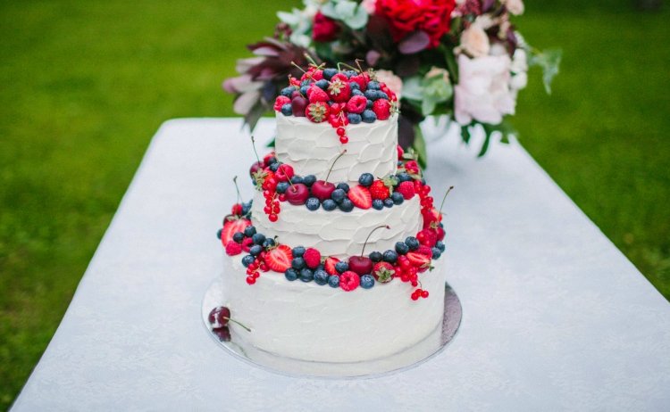 Свадебный торт с ягодами и фруктами