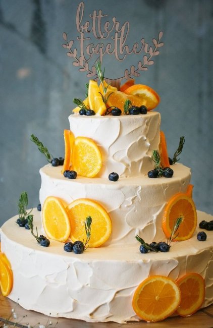 Свадебный торт с ягодами и фруктами