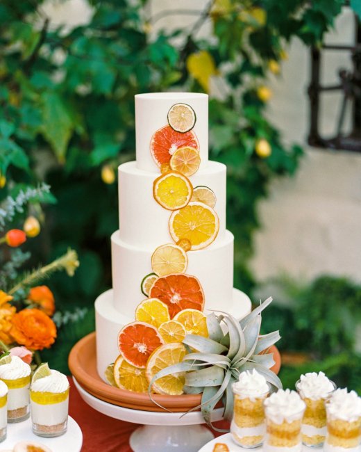 Свадебный торт с фруктовыми чипсами