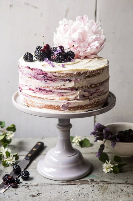 Одноярусный торт на свадьбу с ягодами