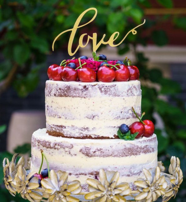Многоярусный торт на свадьбу с ягодами