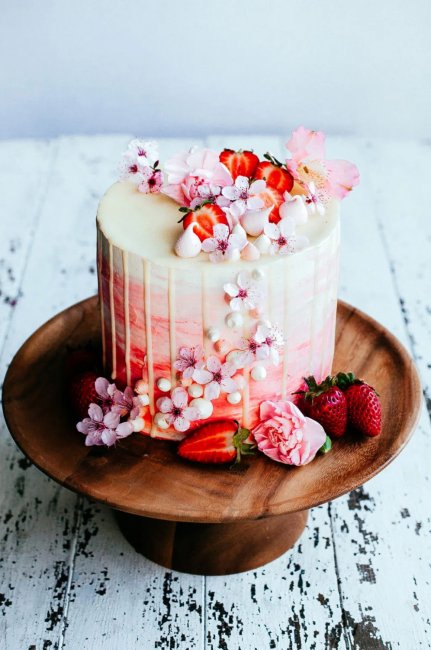 Декор свадебного торта с ягодами и фруктами