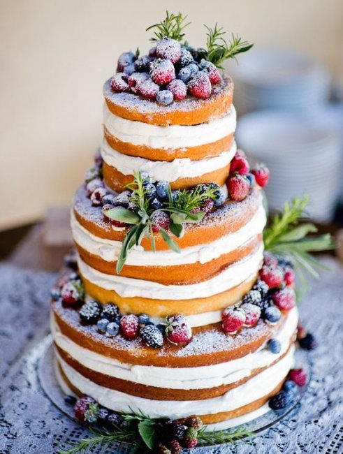 Декор свадебного торта с ягодами и фруктами