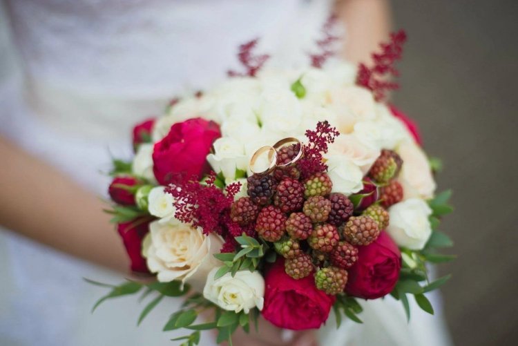 Летний букет невесты с ягодами