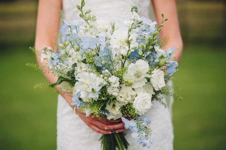 Простой свадебный букет из живых цветов