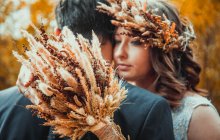Прочитать статью: Как использовать сухоцветы на свадьбе: от букета до декора