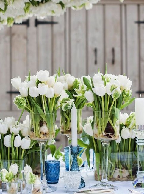 Сезонные цветы в вазах и горшках в свадебном декоре