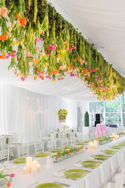 Подвесные цветочные инсталляции в декоре весенней свадьбы