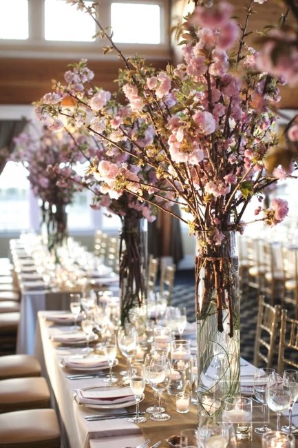 Ветви цветущих деревьев в декоре свадьбы весной