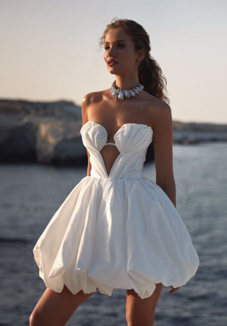Свадебное платье с необычным декольте