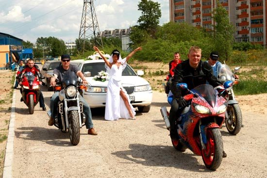 Свадебный кортеж из мотоциклов