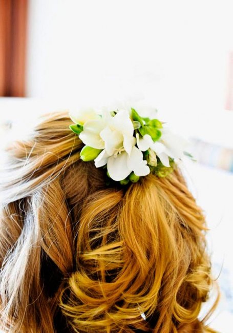 Украшение волос цветами на свадьбу