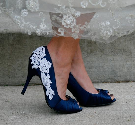 Туфли невесты глубокого синего цвета